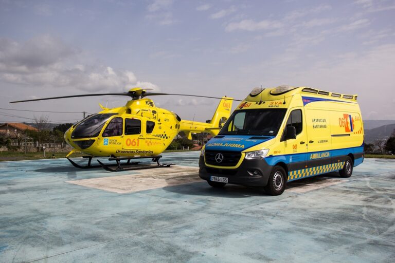 Fallece el conductor de una ambulancia al volcar el vehículo sanitario en Curtis (A Coruña)