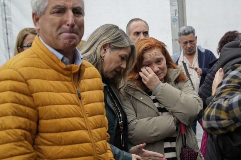 Más de un centenar de personas guardan un minuto de silencio en Baiona en memoria de la mujer hallada muerta el viernes