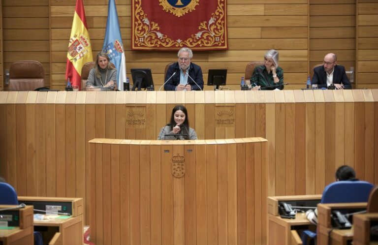 Jóvenes de 11 municipios gallegos reivindican en el Parlamento compromiso con los derechos de la infancia