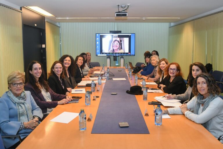 La catedrática de Fundamentos de Análisis Económico de la USC María Loureiro, Premio María Josefa Wonenburger