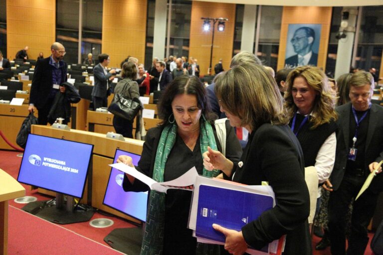 Ana Miranda entrega a Teresa Ribera un informe sobre Altri para que sepa «todos los argumentos en contra» de la planta