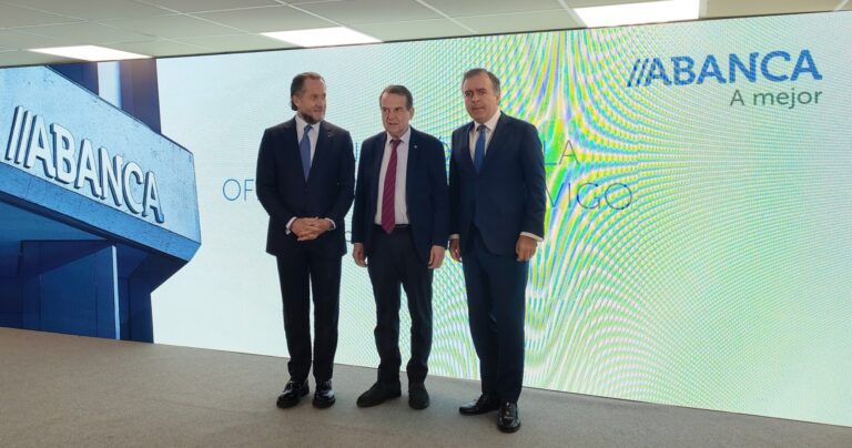 Escotet reivindica el «compromiso» de Abanca con Vigo, en la inauguración de la nueva oficina principal en la ciudad