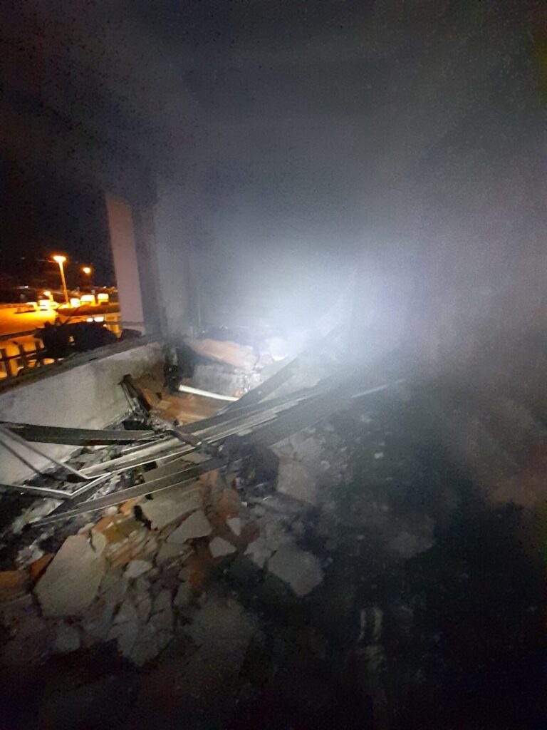 Un incendio en un piso en Ribeira deja a una persona afectada por inhalación de humo y a un bombero herido por un golpe