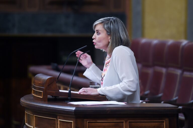 La nueva portavoz de Sumar en el Congreso se estrena en el cargo y exige que Feijóo fuerce la dimisión de Mazón