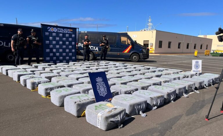 Interceptan al oeste de Canarias un pesquero que fue investigado en Galicia y que llevaba más de 4.000 kilos de cocaína