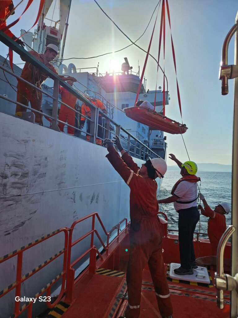 Evacúan al puerto de Vigo a un tripulante del buque Green Cooler