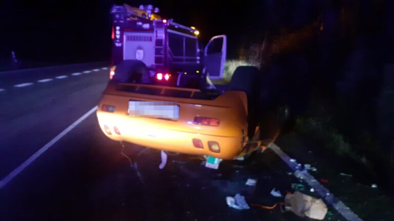 Una persona resulta herida leve tras volcar su coche en la N-6 en Aranga (A Coruña)