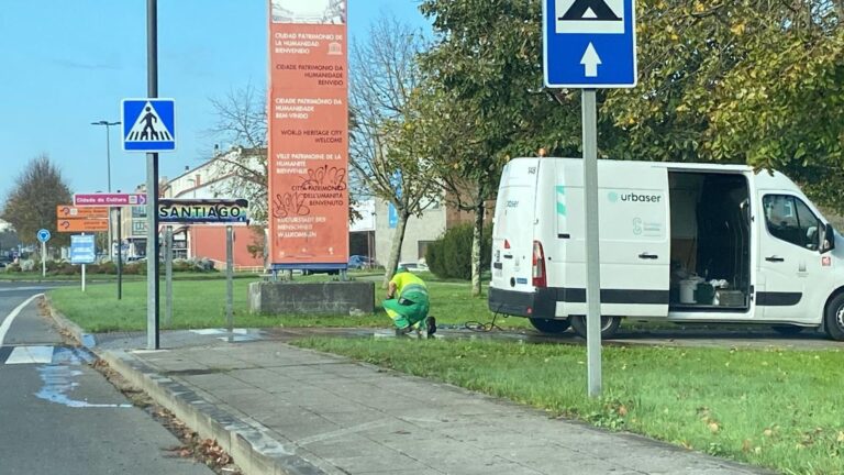 El Ayuntamiento de Santiago condena las pintadas homófobas que aparecieron en uno de los accesos a la ciudad