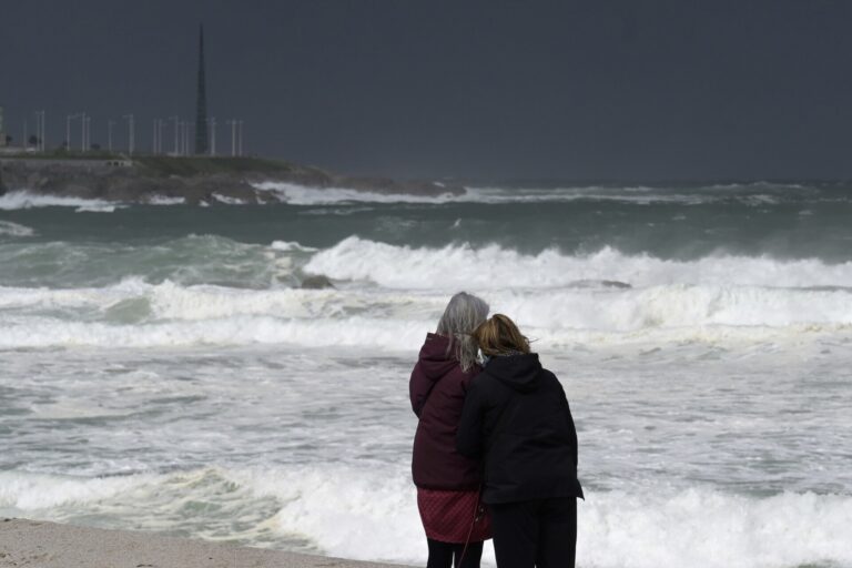 La borrasca Caetano obliga a activar alertas nivel naranja y amarillo por vientos y lluvias en Galicia este jueves