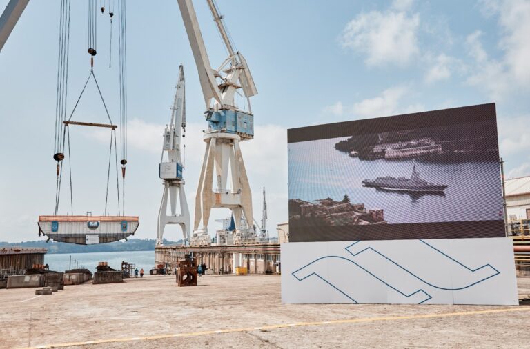 Operarios de Navantia Ferrol aprueban en referéndum, en contra del comité, paralizar los trabajos en aceros de fragatas