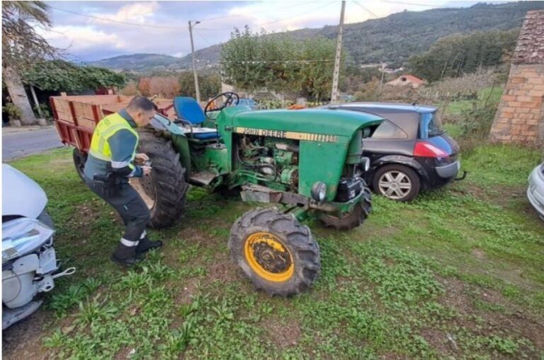 Investigado un conductor sin carné reincidente al manejar un tractor con las matrículas cambiadas en Leiro (Ourense)