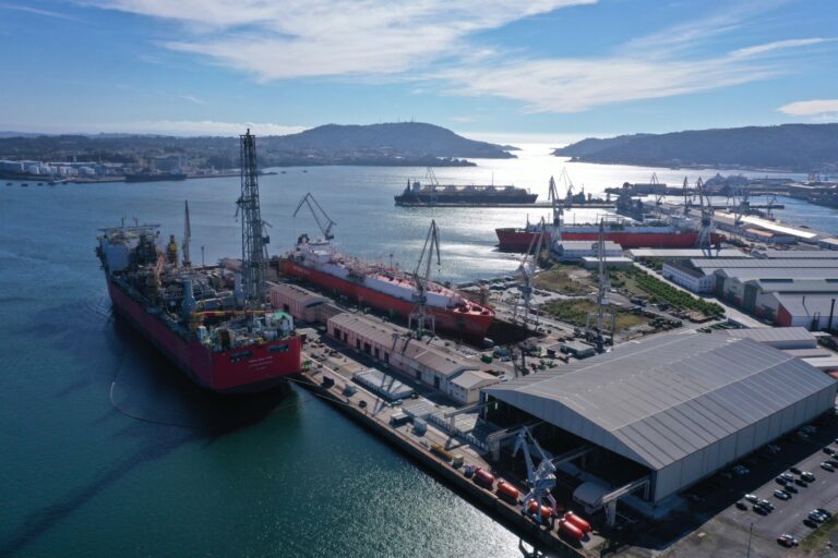 Cae al mar una de las grúas ‘cigüeña’ de Navantia Ferrol