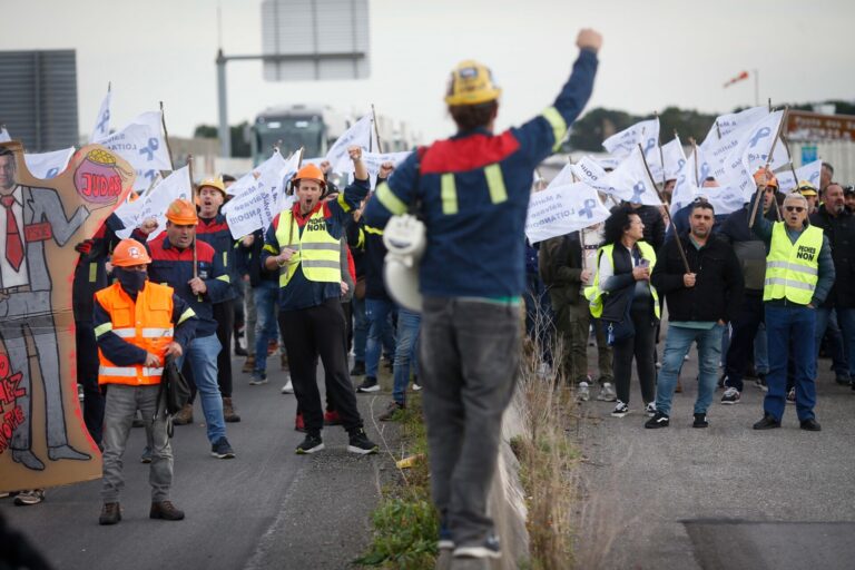 Una protesta de trabajadores de Alcoa corta durante unos minutos la A-8 a la altura de Ribadeo (Lugo)