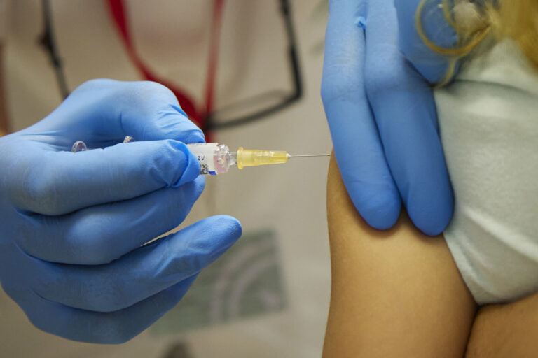 Menores de cinco años podrán vacunarse contra la gripe este fin de semana en todos los hospitales gallegos