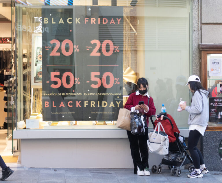 El 70% de rebajas en comercio electrónico durante el último Black Friday eran falsas o engañosas, según Consumo