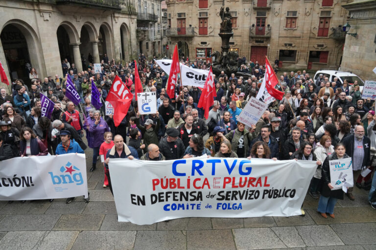 Trabajadores de la CRTVG marchan en Santiago «en defensa de los medios públicos» y contra la «externalización»