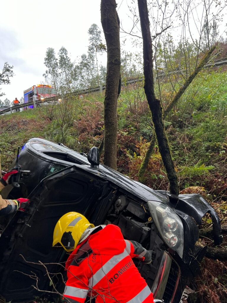 Herida una conductora que se precipitó con su vehículo por un terraplén en Ames (A Coruña)