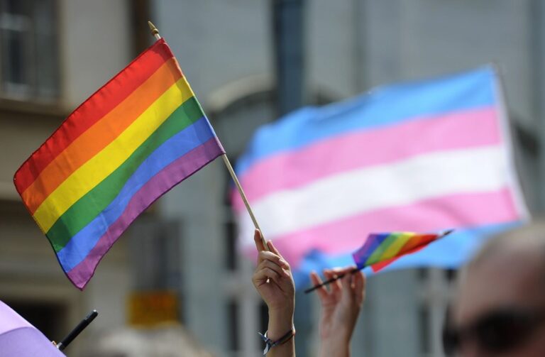 El Supremo avala colocar la bandera LGBTI en edificios públicos el día del orgullo gay por no ser un símbolo partidista