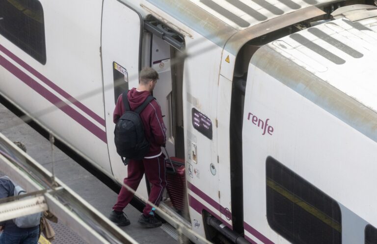 Una avería provoca retrasos en varios servicios ferroviarios en Galicia en el comienzo del puente de la Constitución