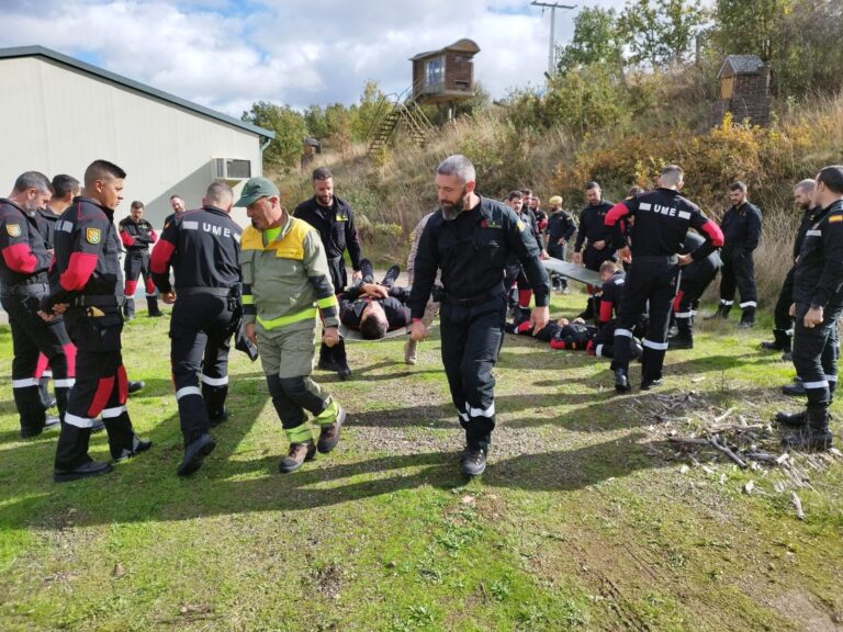 Rural.-Personal de prevención y defensa contra incendios forestales hace un curso de emergencias impartido por militares
