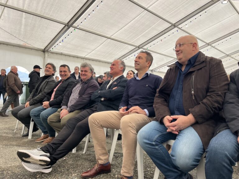 Pesca.- Villares destaca el «valor» y la «calidad» de los productos de la ría de O Barqueiro en la ‘Festa do Marisco’