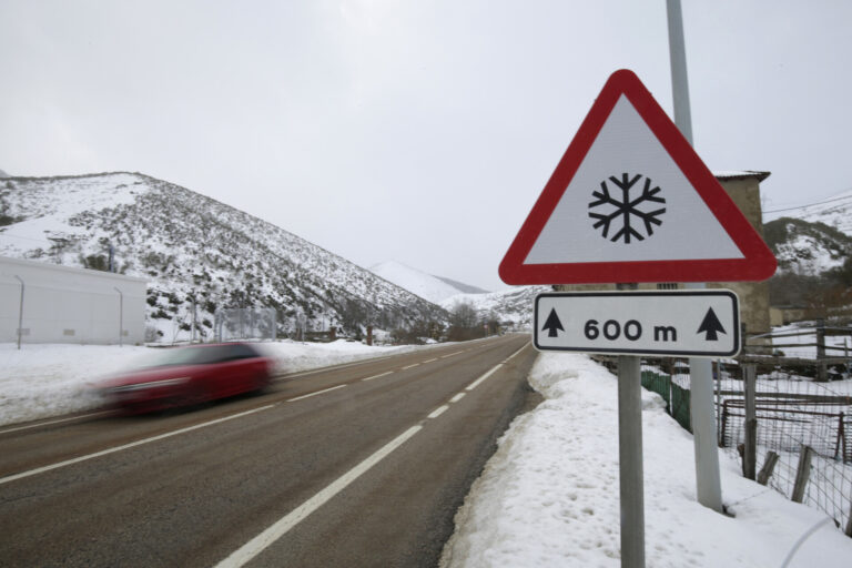 Comarcas del este gallego registran temperaturas inferiores a -2 grados y caen los primeros copos en la montaña lucense