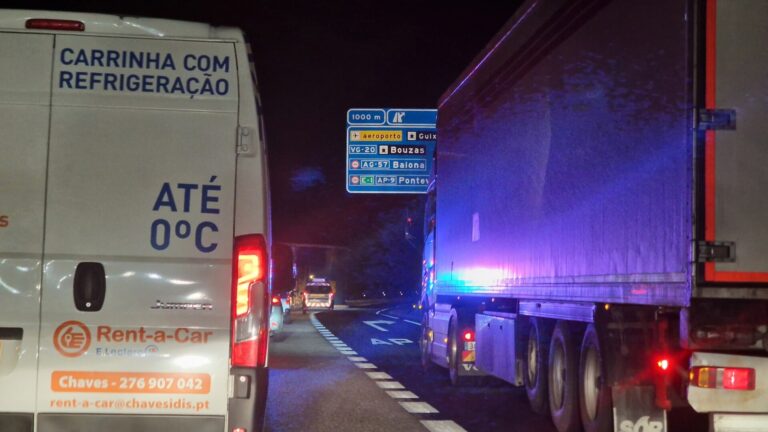 Colas kilométricas en la A-55 por el transporte especial de una pieza metálica de grandes dimensiones