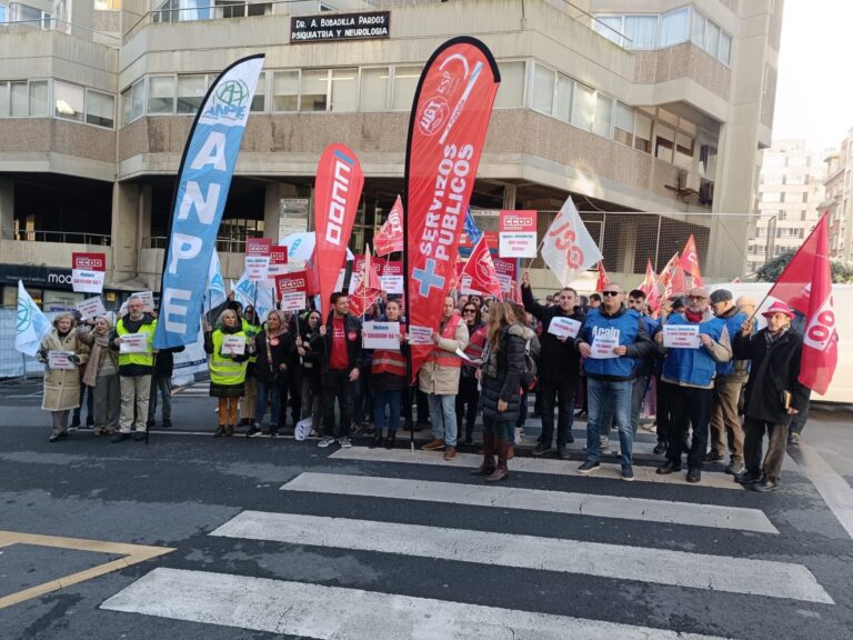 Cientos de funcionarios protestan en ciudades gallegas para exigir «un acuerdo estable» que mantenga Muface