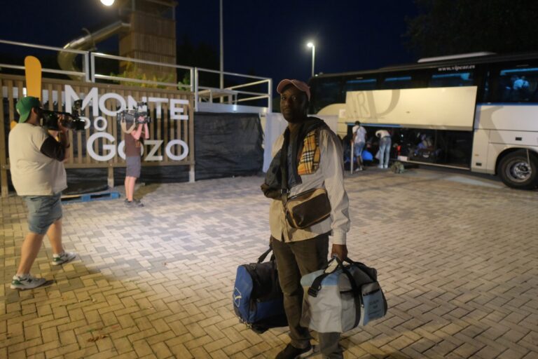 El delegado del Gobierno afirma que trabajan para reubicar a los refugiados de Santiago a los que se denegó asilo