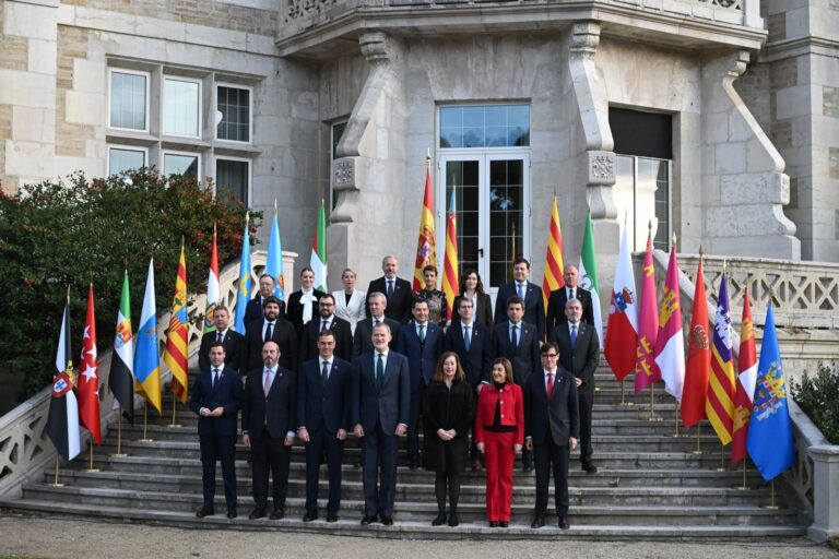 Conferencia.- Comienza la Conferencia de Presidentes tras la foto de familia y un breve desayuno con el Rey