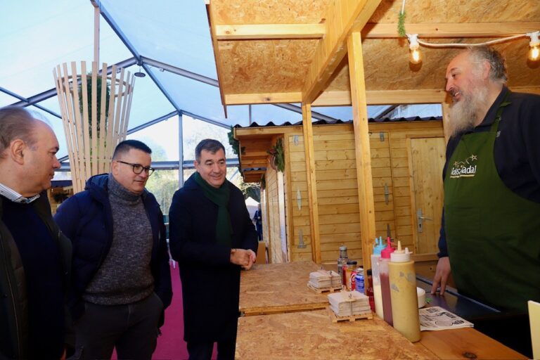 La Xunta ensalza las Aldeas de Nadal y los escaparates mágicos de Lalín para impulsar las ventas en el comercio local