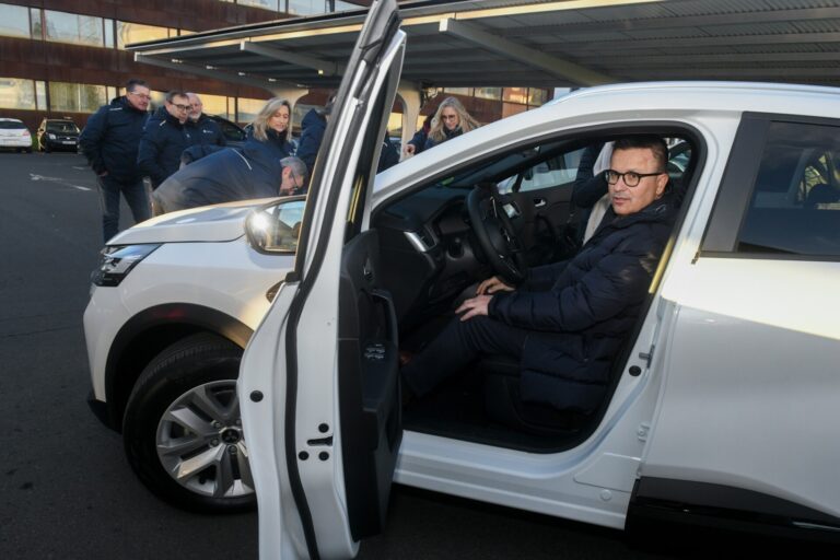 La Xunta entrega 11 nuevos coches híbridos al Instituto de Seguridad y Salud Laboral de Galicia