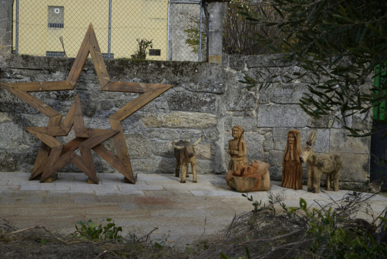 A Veiga (Ourense) ilumina la Navidad de «otra forma» y lo hace con estrellas, animales y personajes de madera