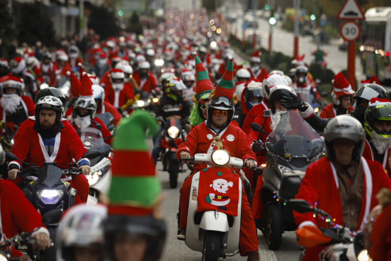 Papá Noel toma las calles de Vigo en moto