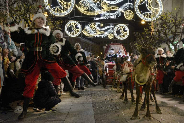 Papá Noel vuelve a recorrer Ourense en una carroza tirada por renos, a pesar de la denuncia de los animalistas