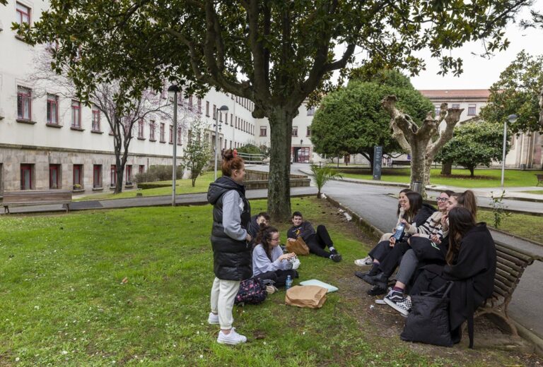 La Universidade da Coruña (UDC) prohibirá el consumo de tabaco o ‘vapers’ en todos los espacios de sus campus