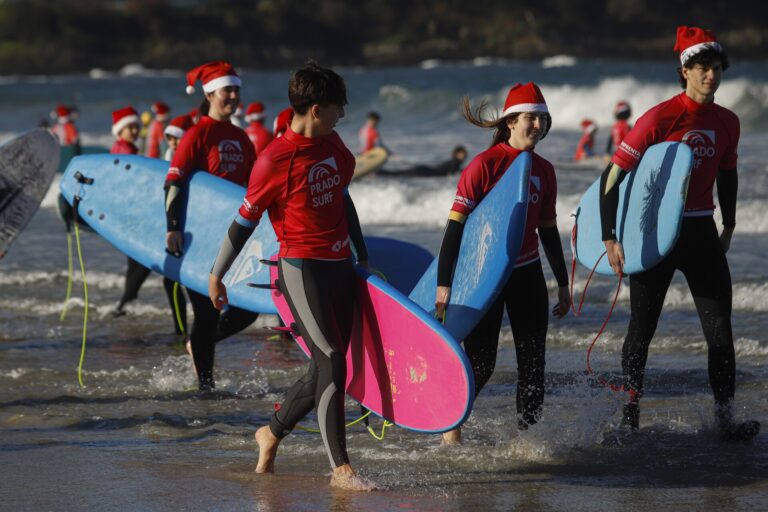 Los papanoeles surferos vuelven a la playa de Patos de Nigrán (Pontevedra) por una buena causa