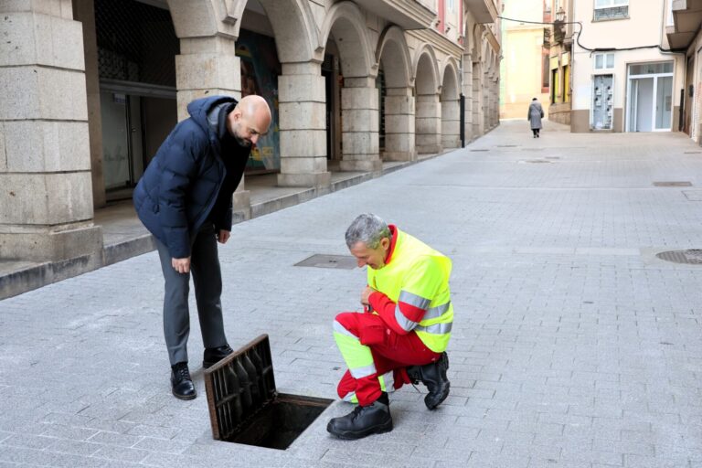 El Ayuntamiento de Lugo realiza casi 900 registros de alcantarillado para controlar las plagas urbanas