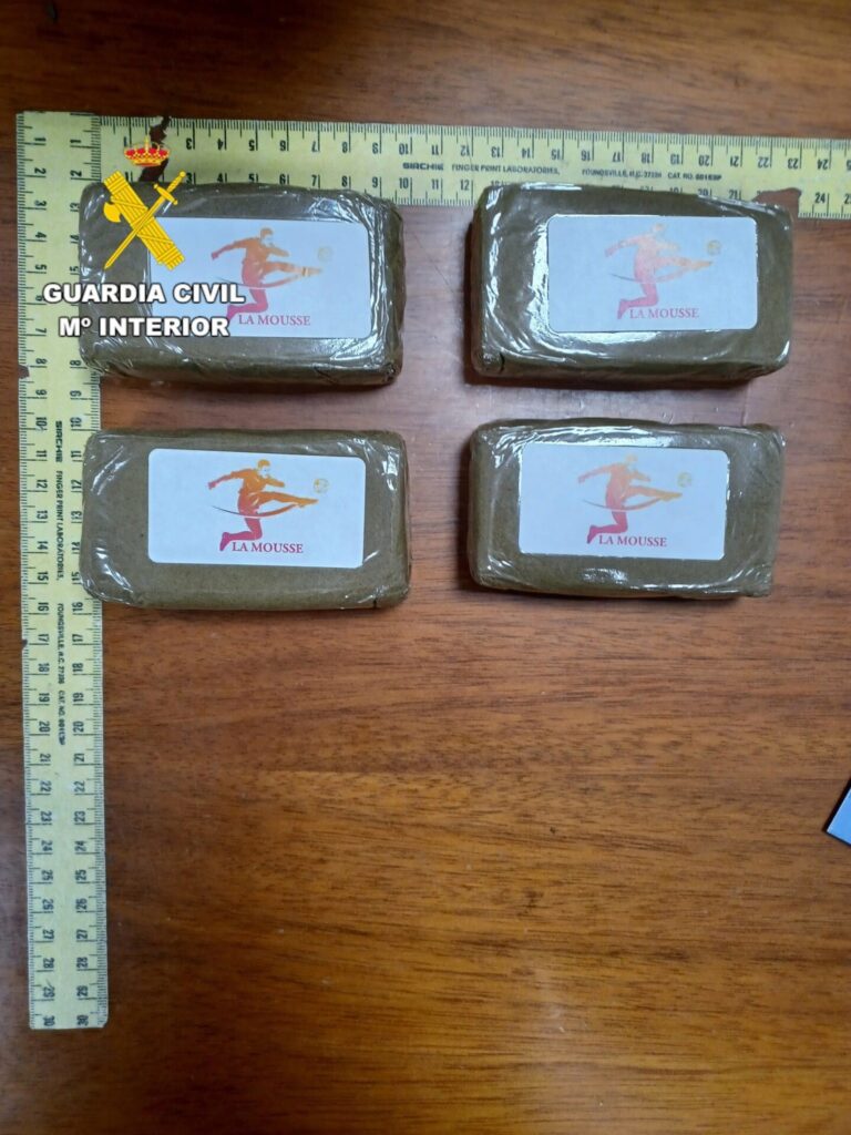 Localizan 1,5 kilos de hachís ocultos en un compartimento de una furgoneta estacionada en Ames (A Coruña)