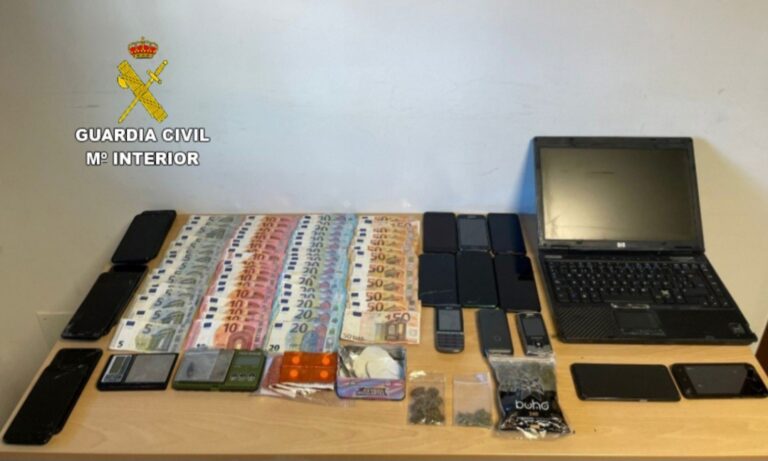 Detenidas dos personas en O Porriño (Pontevedra) a las que incautaron cocaína, marihuana, 17 móviles y 1.260 euros