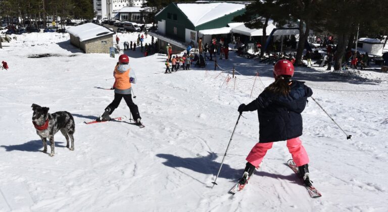 Una treintena de niños con discapacidad participan en el programa ‘EsquiOU’ en Manzaneda (Ourense)