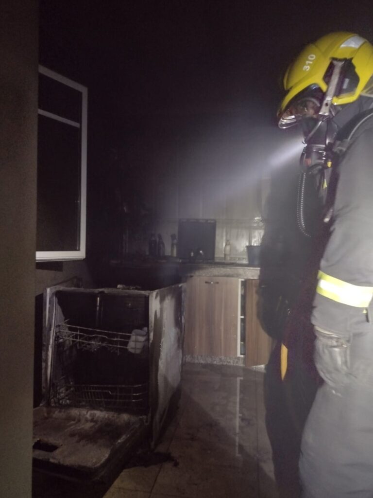 Los bomberos sofocan un incendio declarado en la cocina de una vivienda en Boiro (A Coruña)