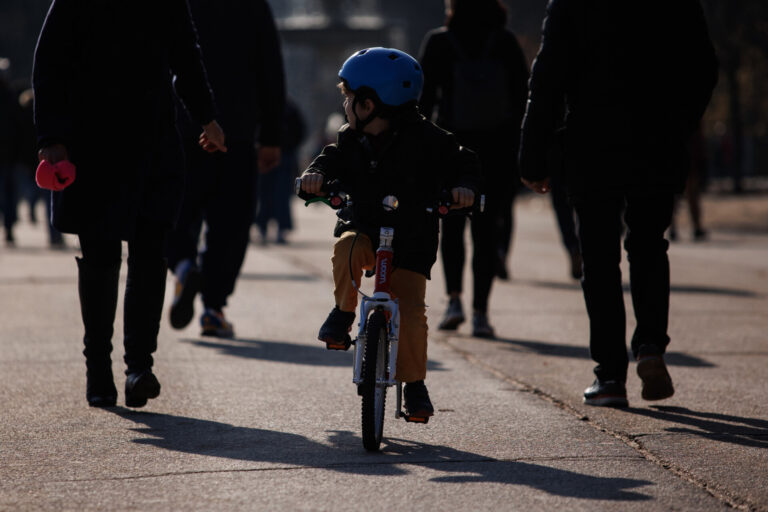 Neurólogos pediátricos instan a los Reyes Magos a no olvidar los cascos de protección si regalan bicicletas o patines