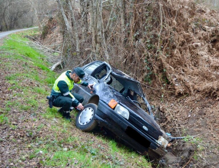 Investigan a un menor de 14 años por coger sin permiso el coche de un familiar y sufrir un accidente en Laza (Ourense)