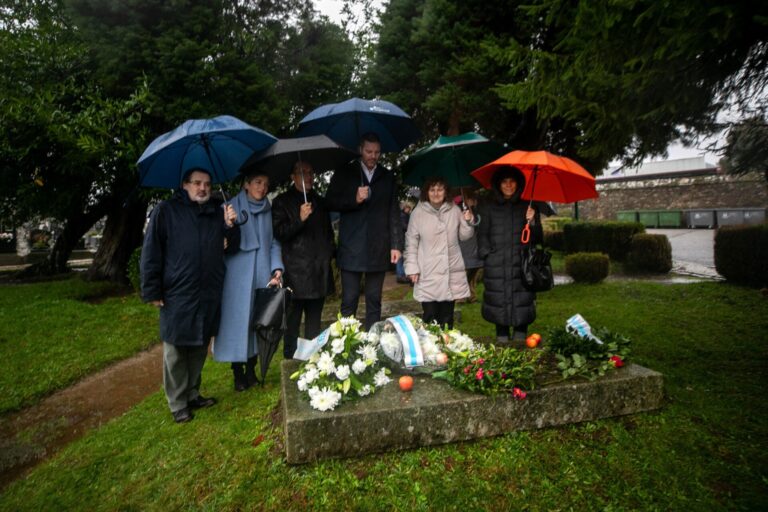 Galicia conmemora con una ofrenda floral la figura de Valle-Inclán en el aniversario de su fallecimiento
