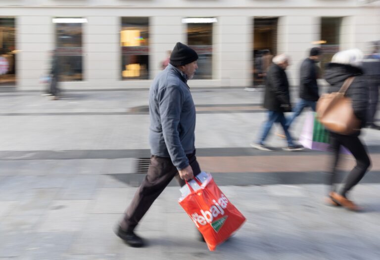 De «renovar el armario» tras los Reyes a compras puntuales: arrancan, bañadas por la lluvia, las rebajas en Galicia