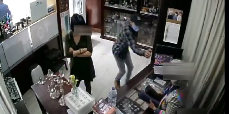 Detenidas dos personas acusadas de robar en una joyería de Cee (A Coruña)