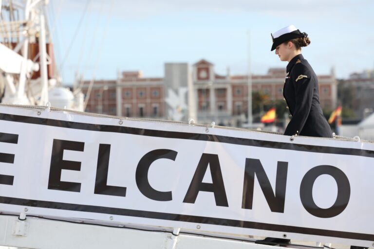 La Princesa Leonor embarca en el buque escuela para iniciar desde Cádiz su instrucción como guardiamarina