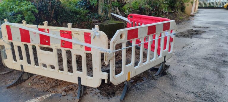 Vecinos del barrio vigués de Teis denuncian roturas en una tubería de agua desde hace más de 10 años