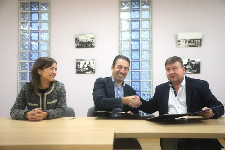 Pesca.-La Xunta firma con las cofradías un convenio por 125.000 euros para «facilitar el desarrollo de su actividad»